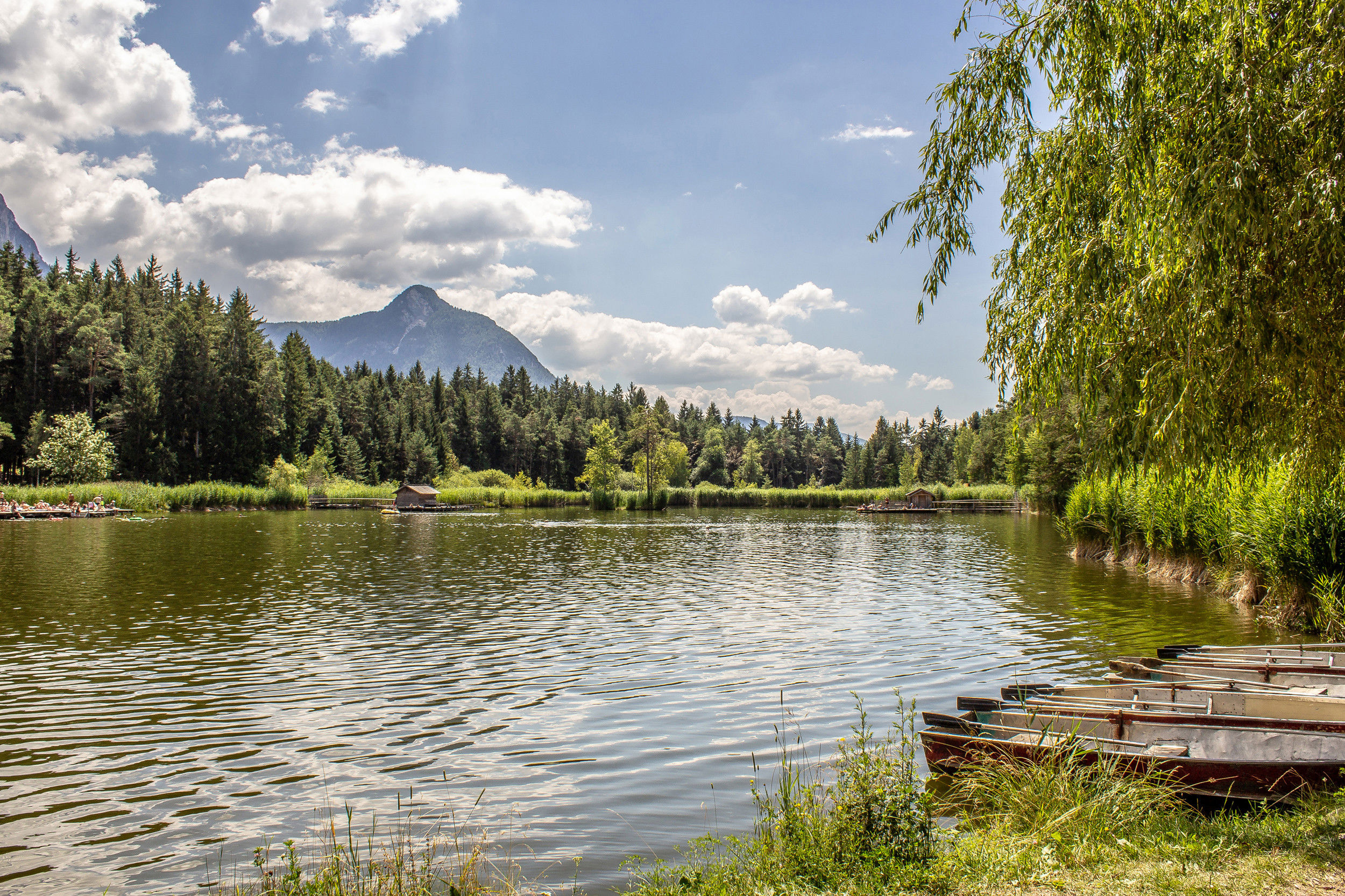 Around the pond in Völs am Schlern you can see jetties, boats and boathouses. 