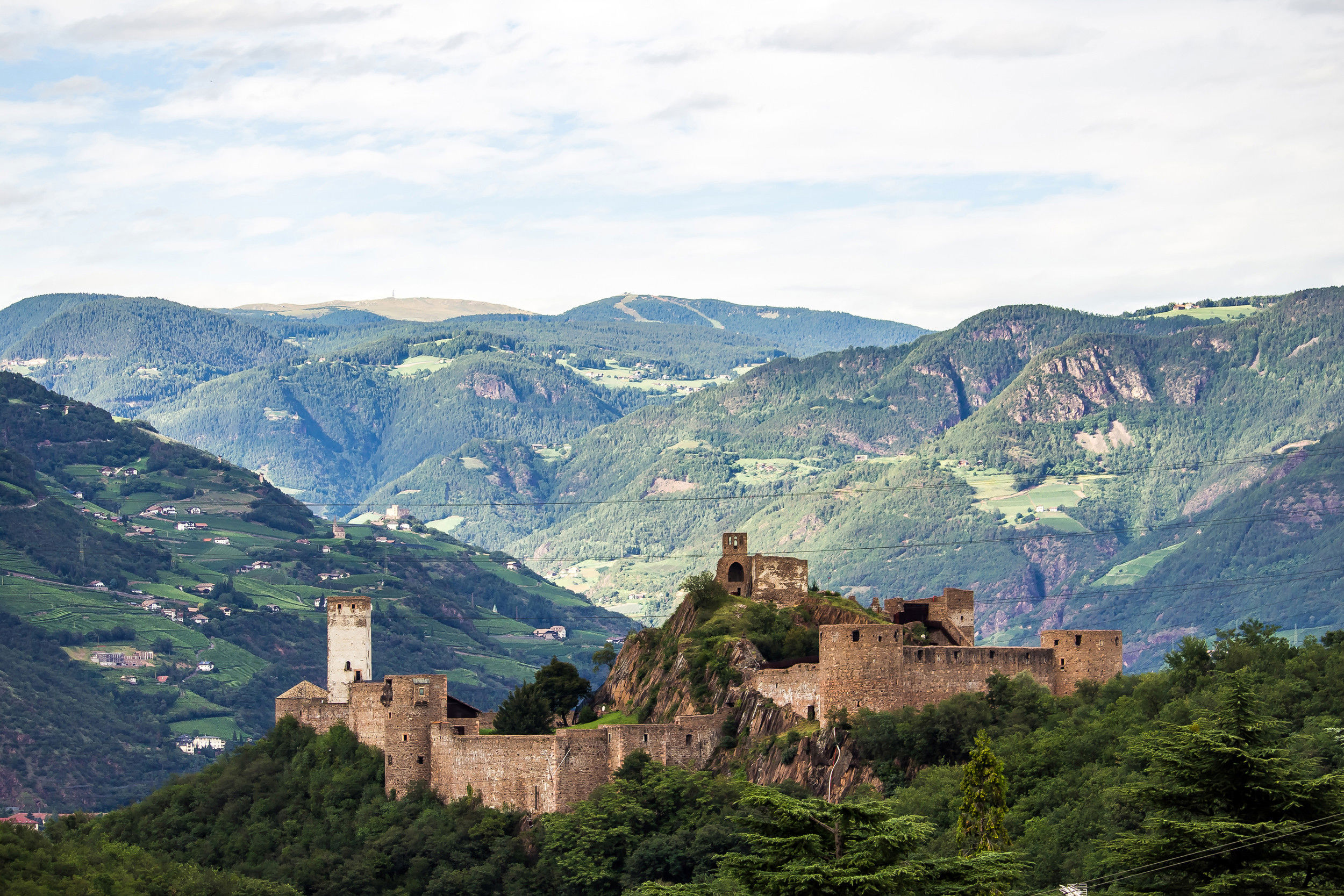 Panoramic photo of Sigmundskron Castle and the surrounding mountains.