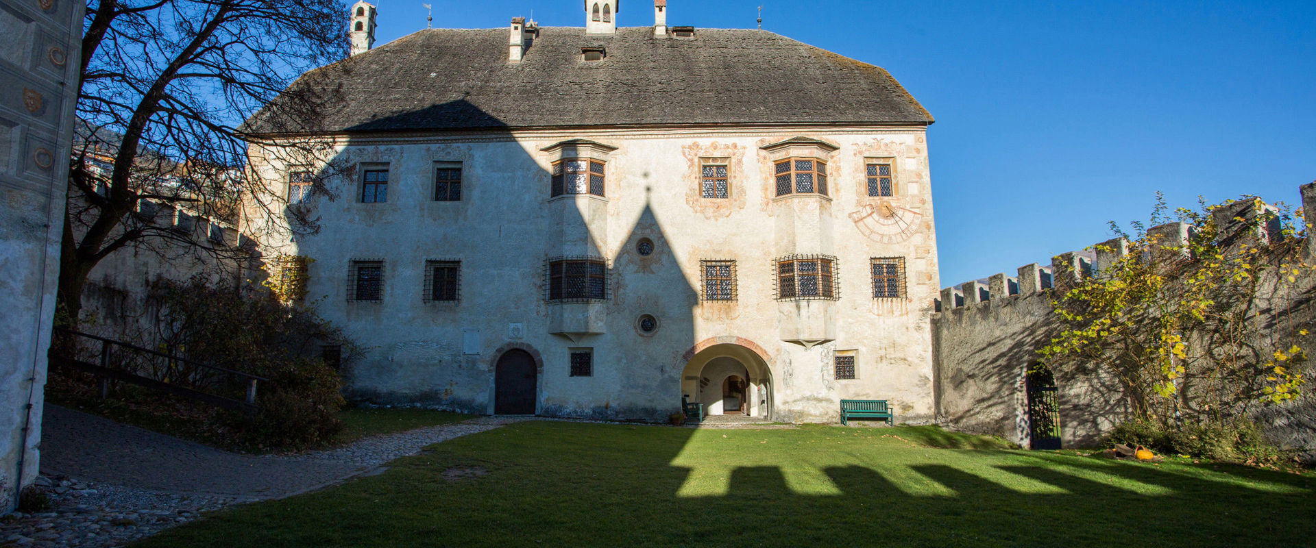 Velthurns Castle with garden and castle wall.
