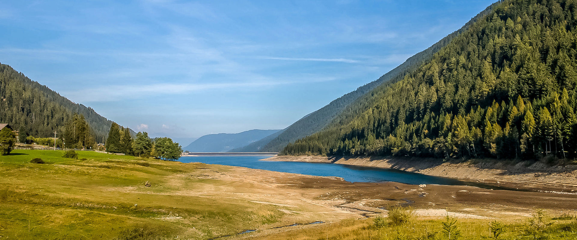 Zoggler reservoir Reservoir surrounded by green meadows and forests.