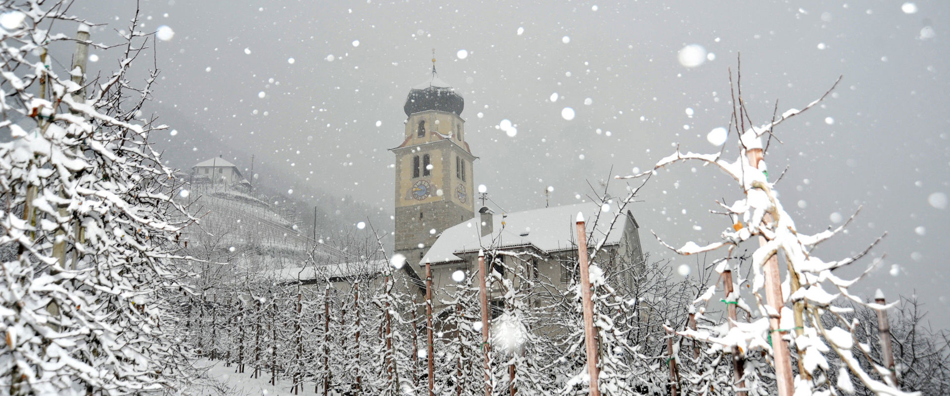 Riffian Snowflakes fall on the pilgrimage church "Zu den Sieben Schmerzen Mariens" in Riffian.