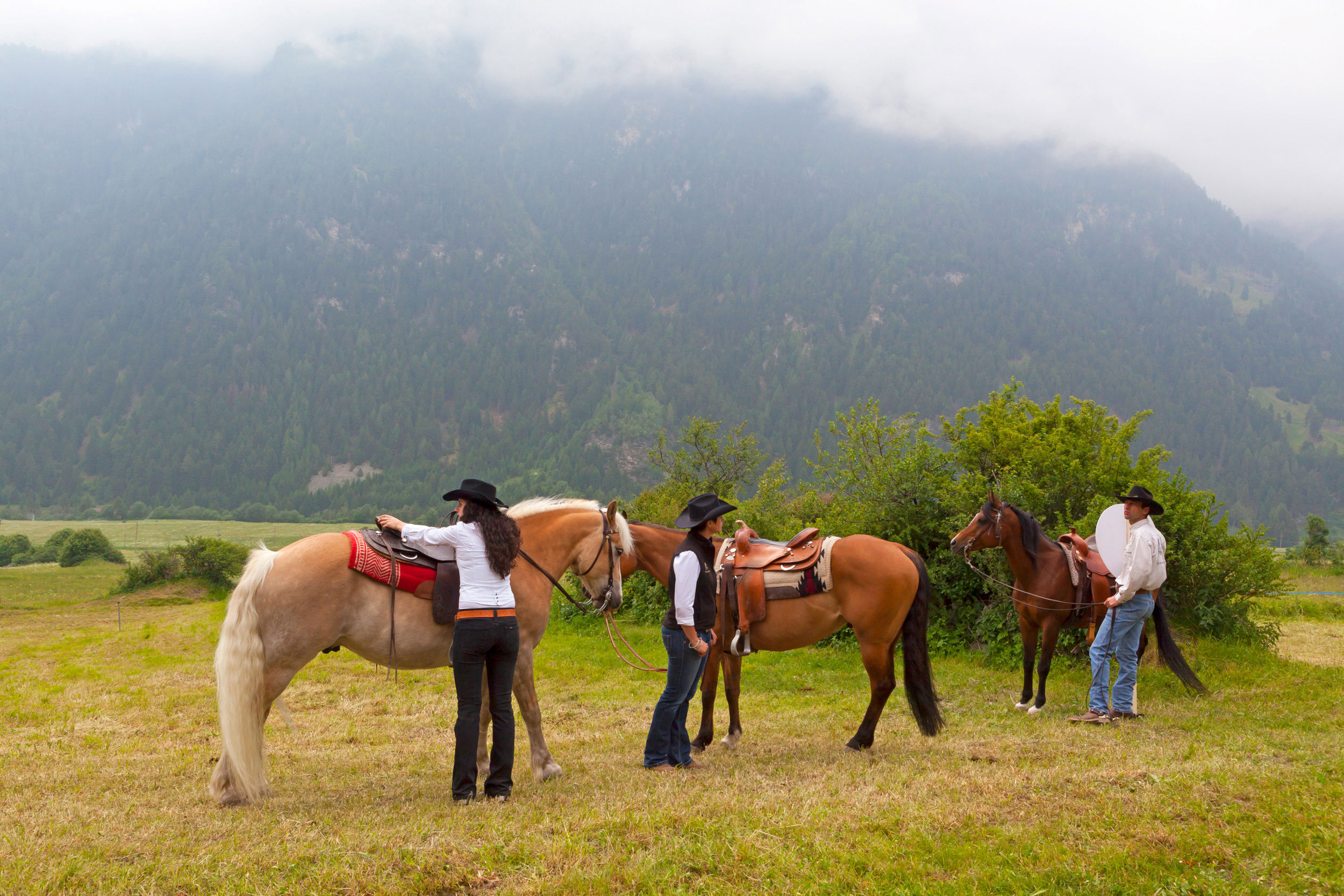 A group got off the horse for a break during a walk in the Vinschgau.