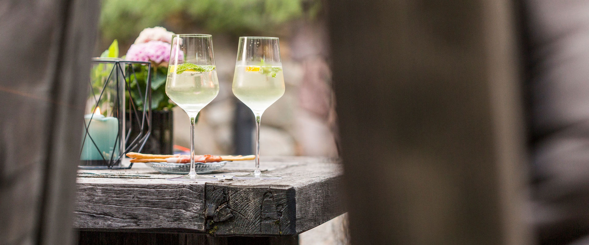 Hugo: the famous South Tyrolean aperitif Two glasses of Hugo are placed on a wooden table.