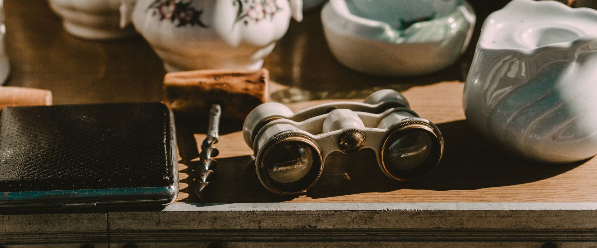 Flea market. Close-up of various older objects such as binoculars or a cup.
