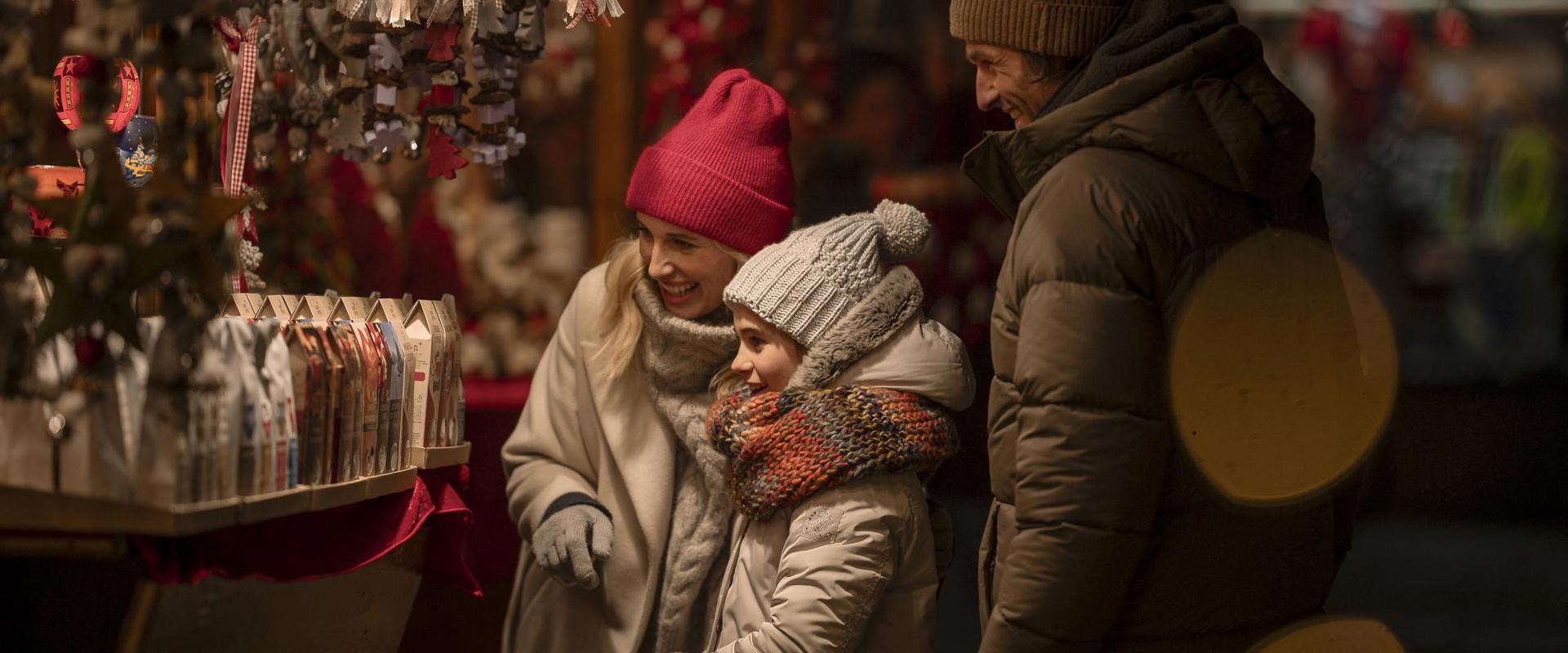 Family with child at a Christmas stall